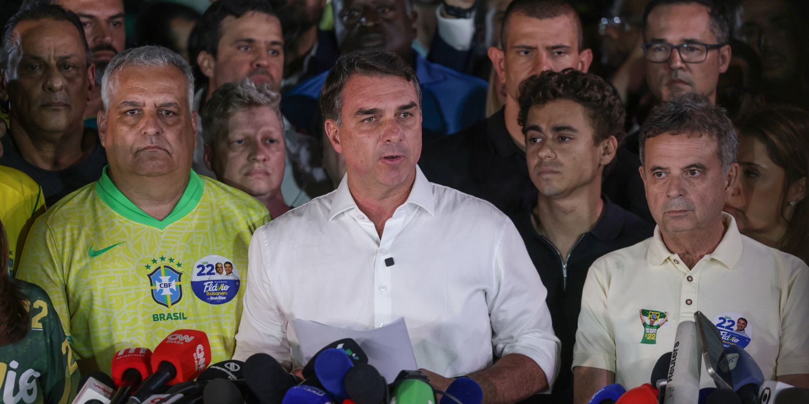 Flávio Bolsonaro cruza fronteira argentina e segue para o Equador