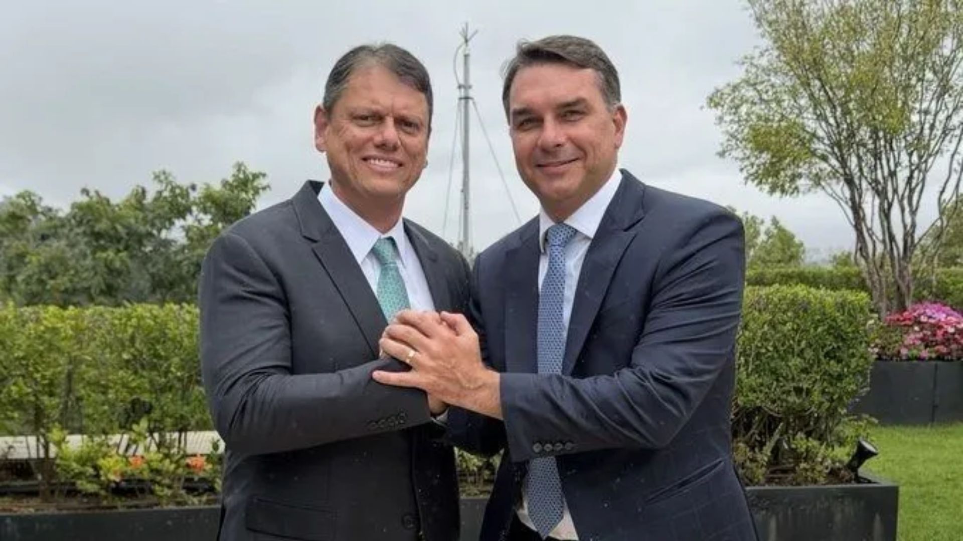 Tarcísio se reúne com Flávio Bolsonaro em Brasília antes do 2º turno