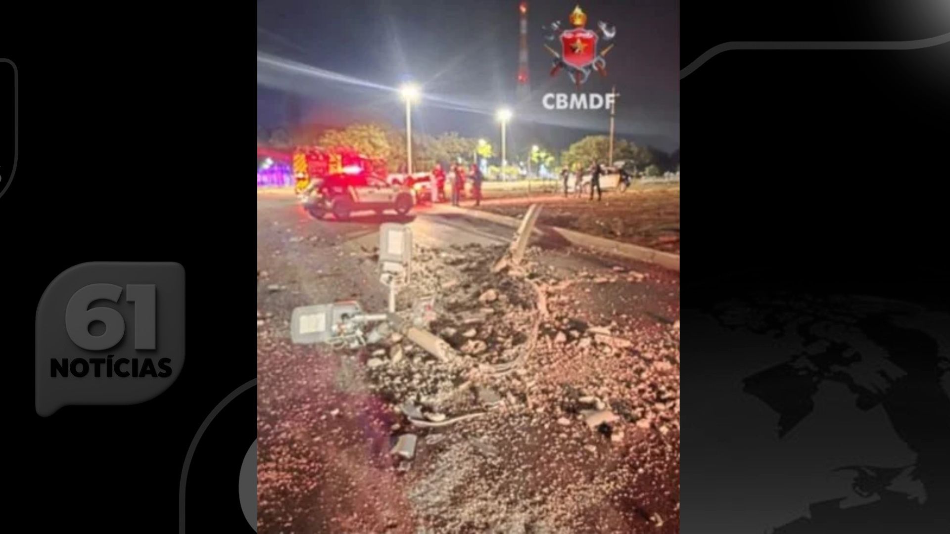 Batida entre dois carros destrói poste na Asa Sul