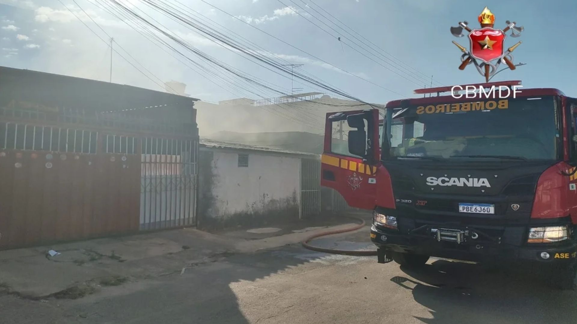 Homem agride esposa e coloca fogo na casa da família